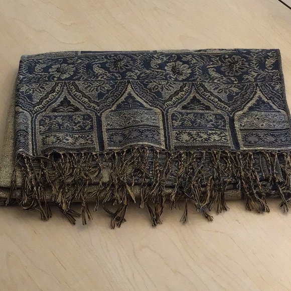 Pashmina Luxe Scarf with Fringe 70% Pashmina 30% Silk - Picture 3 of 5